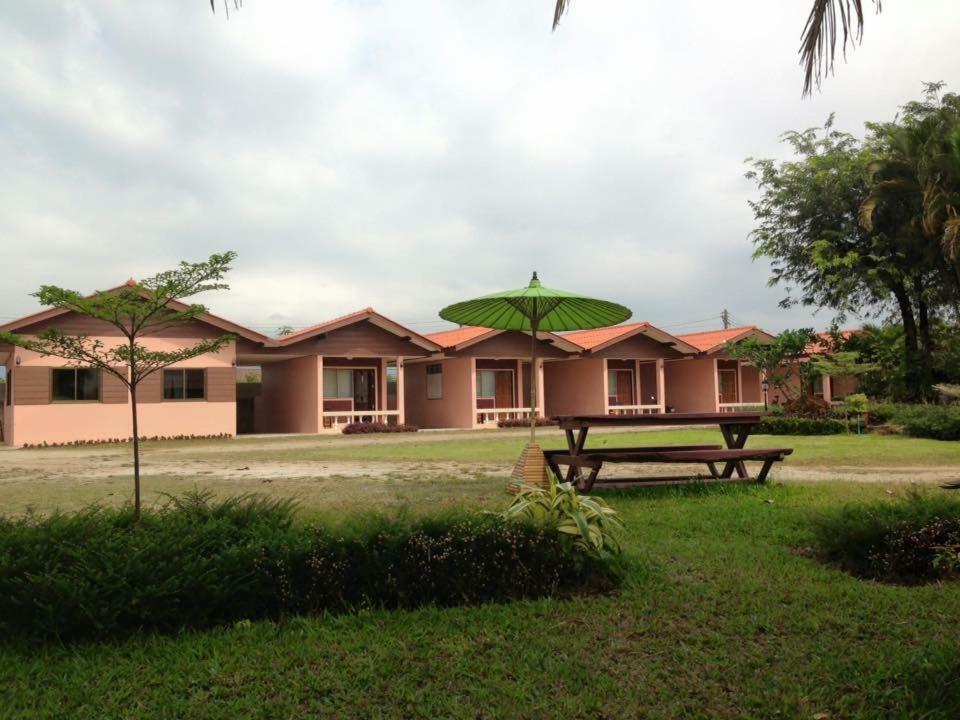 โพธิ์ทองริมทุ่ง Pothong Rimtung Hotel Fang Buitenkant foto