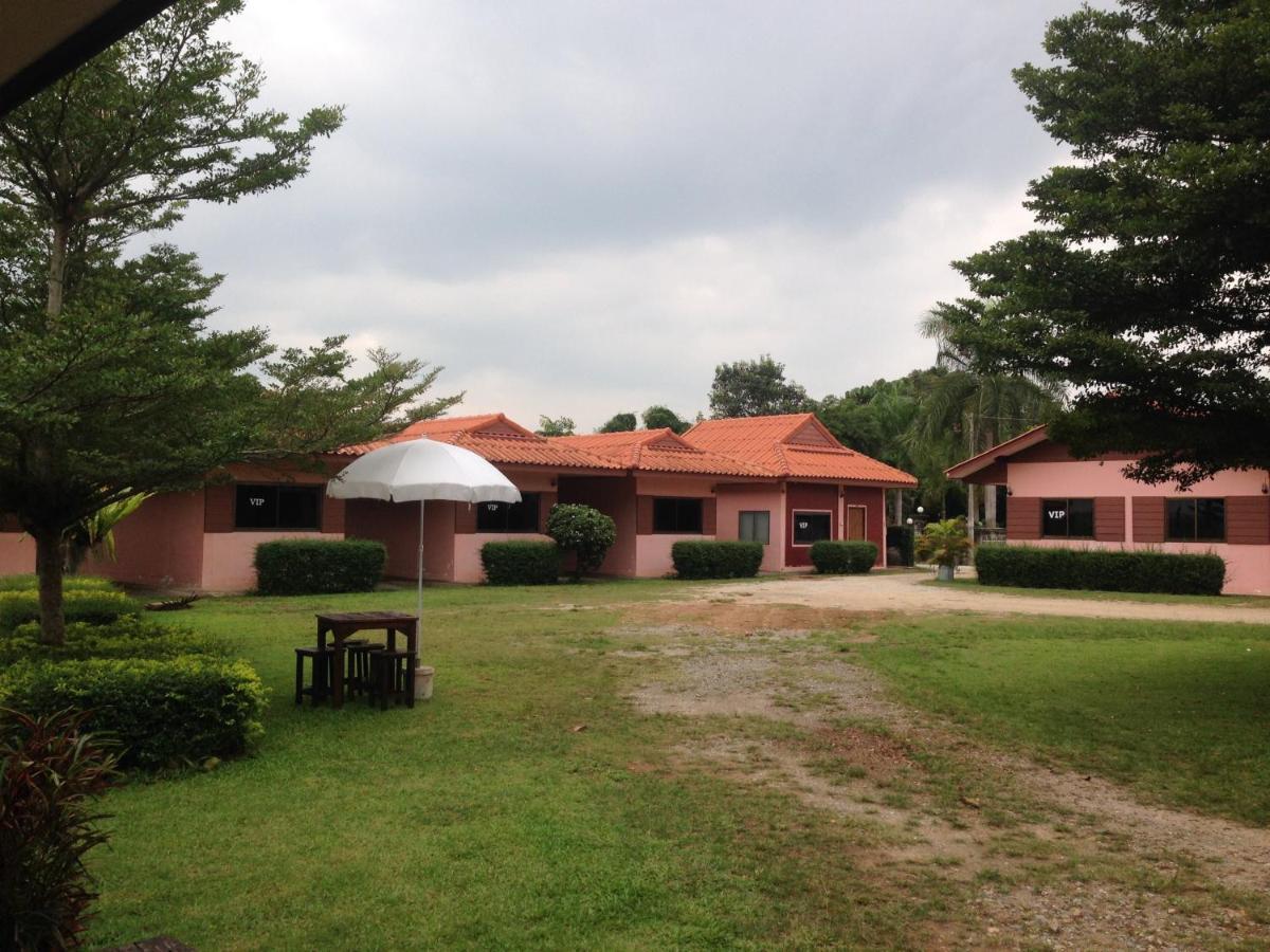 โพธิ์ทองริมทุ่ง Pothong Rimtung Hotel Fang Buitenkant foto